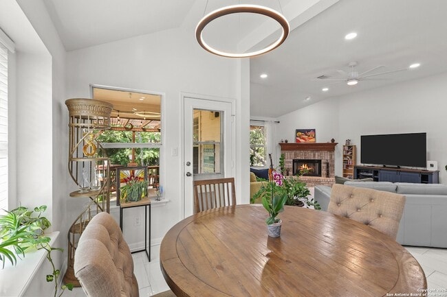 Building Photo - 10903 Wilson Oaks Dr