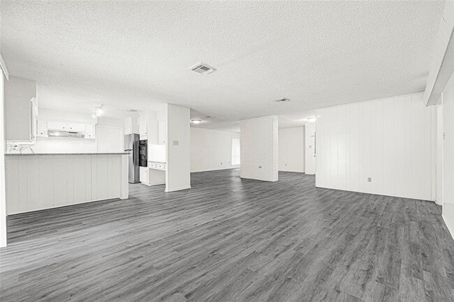 Building Photo - 1231 Country Ln