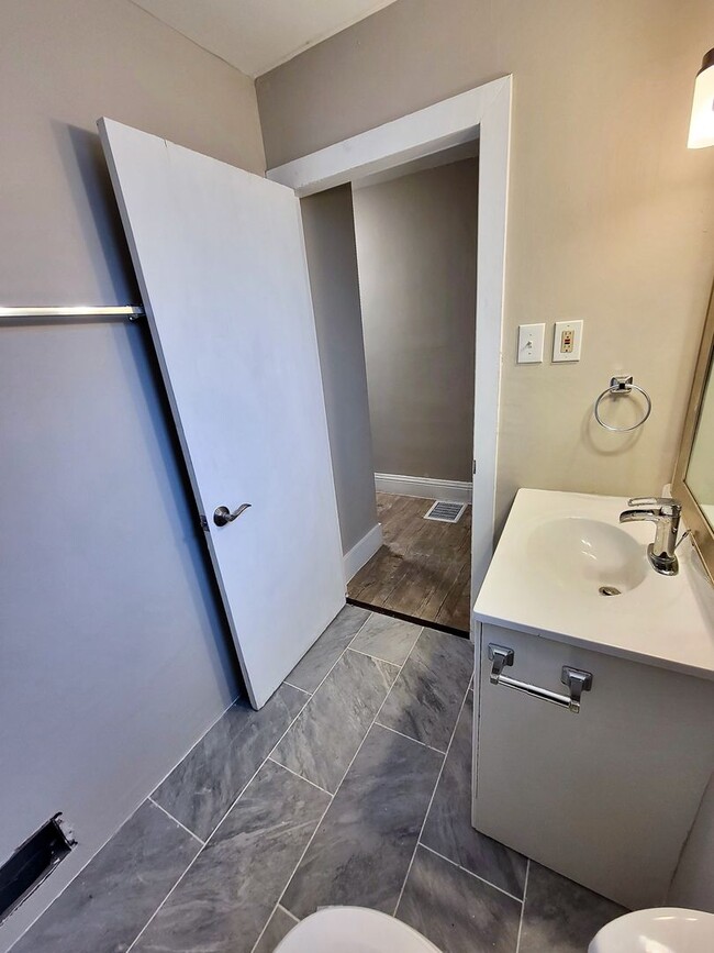 Building Photo - *** Renovated 3 Bedroom House * Mt. Washington * Spacious with Front and Back Patio * Enormous Ya...