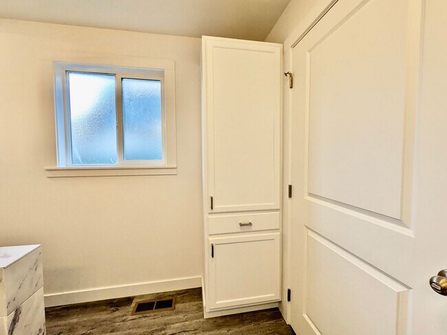 Building Photo - Modern Luxury Meets Small Town Charm in Your New Gladstone Home!