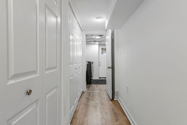 Building Photo - Big and Comfy Townhouse