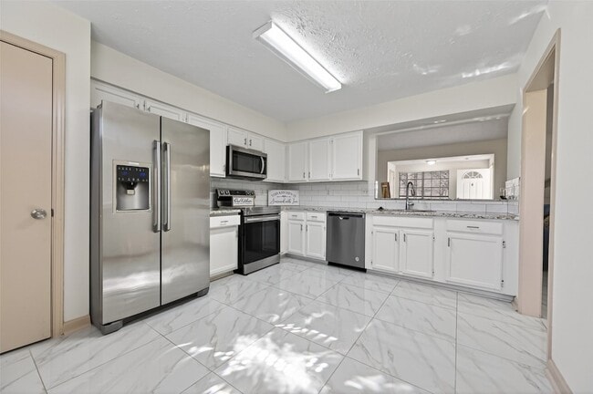 Building Photo - 10726 Village Trail Dr