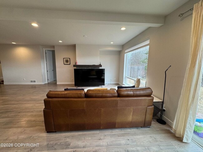 Building Photo - Fully furnished ranch style in downtown Anchorage