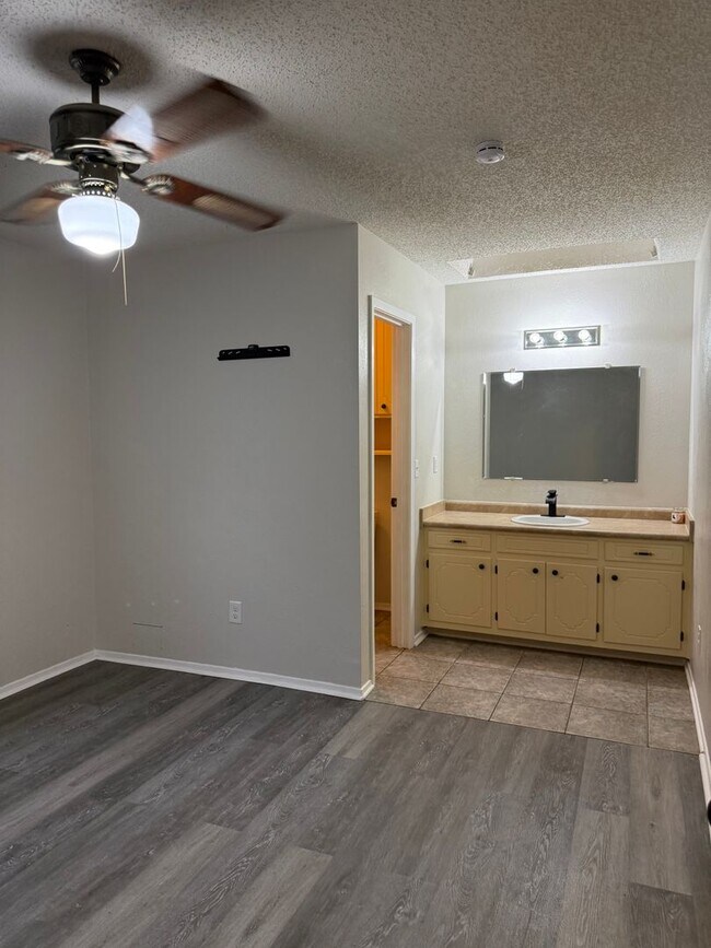 Building Photo - 3 Bedroom in Springhill ISD