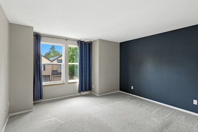 Building Photo - Updated 2 Bedroom/2.5 Condo w/garage