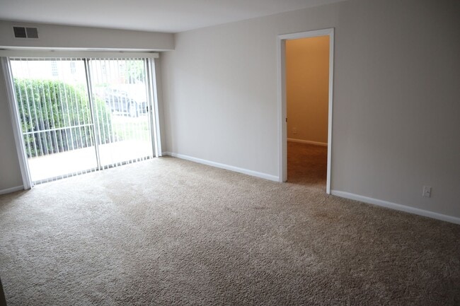 Building Photo - Spacious Ground Floor Condo in Silver Spring
