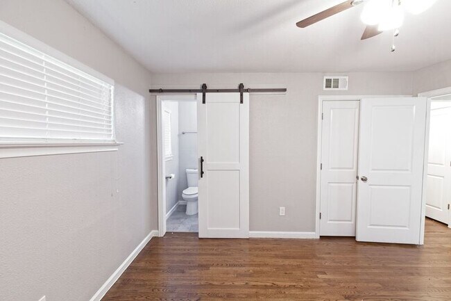 Building Photo - 304 S Grove Rd