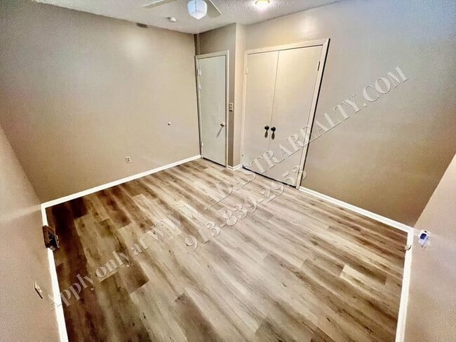 Building Photo - Spacious Shawnee Duplex-Available NOW!!