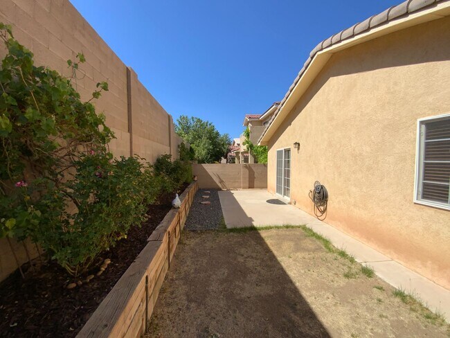 Building Photo - 3 Bedroom Single Story Home Available Near...