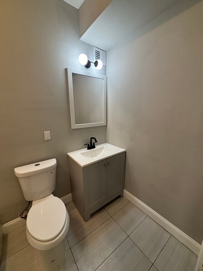 Building Photo - 2 bedroom PLUS den with Fireplace