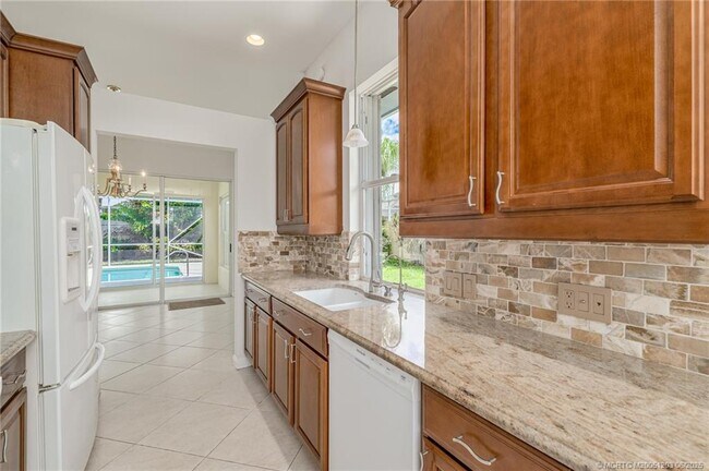 Building Photo - 2102 SW Mayflower Dr