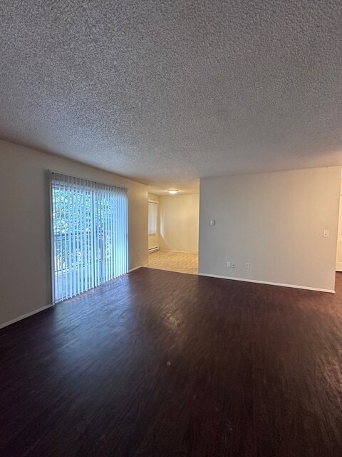 Building Photo - Charming 2-Bed Oasis with Full Bath on SE Division - 836 Sq. Ft. of Portland Comfort!