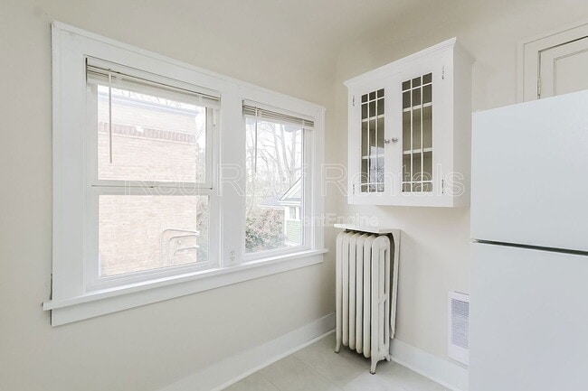 Building Photo - 1319 S 6th Ave