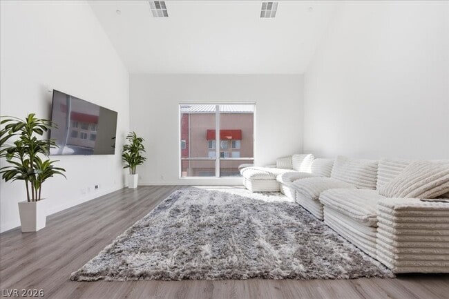 Building Photo - 250 Tower St