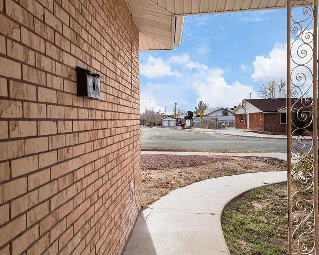 Building Photo - Westside 3 Bedroom 1.75 Bath