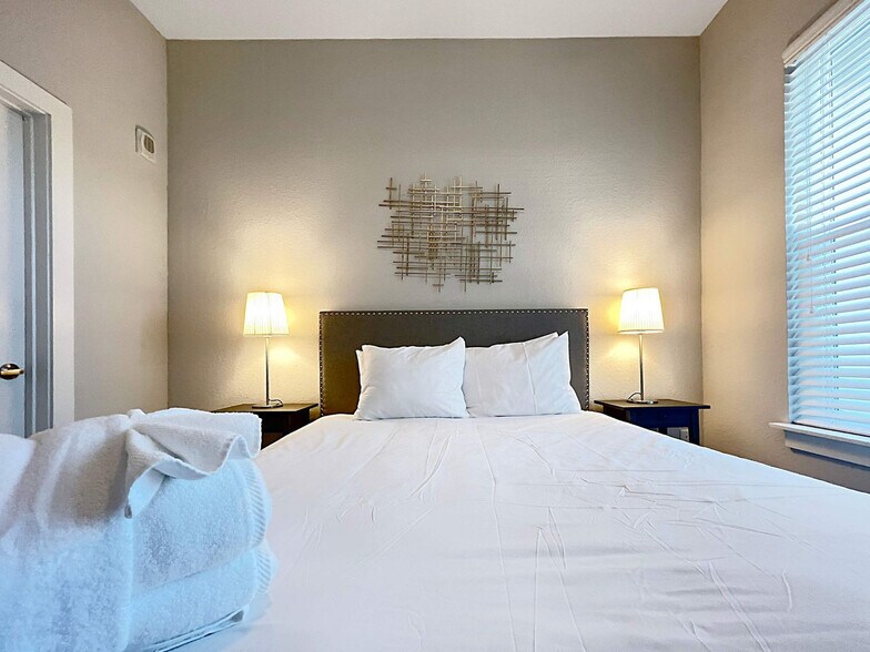 Building Photo - 2615 N Grady Ave