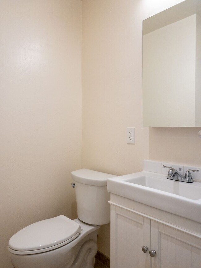 Building Photo - Tranquil 1BR/1BA Updated Unit! Tam Valley!...