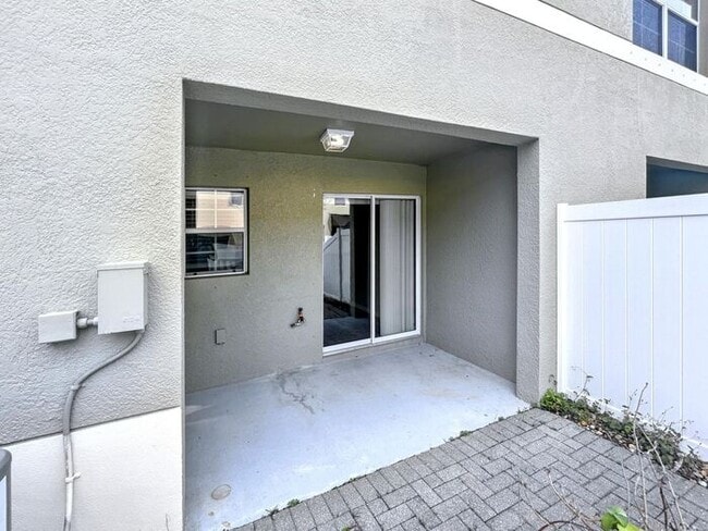 Building Photo - Beautiful 2-Bedroom Townhome with Modern A...
