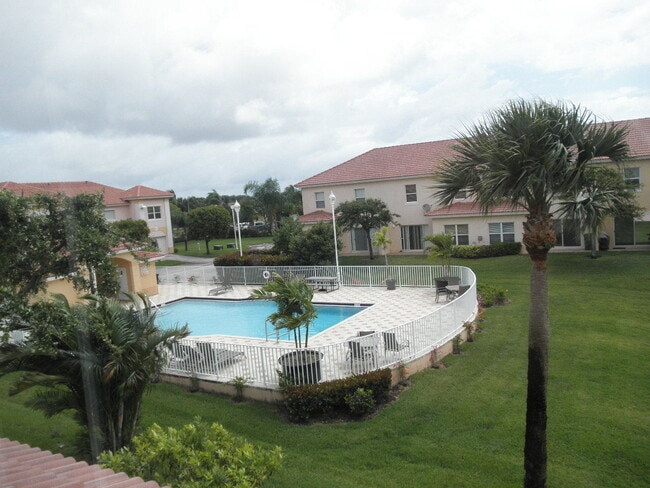 Building Photo - Estancia