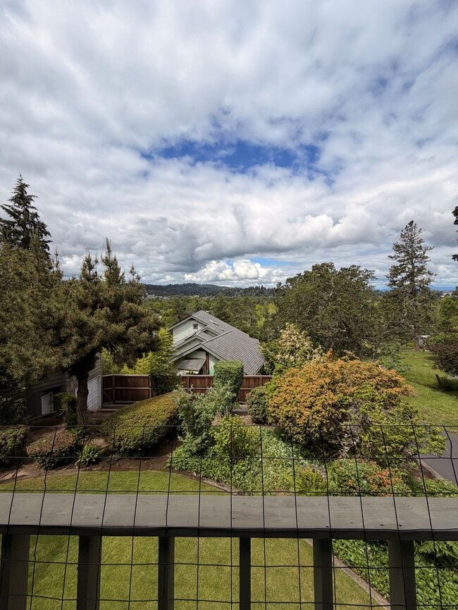 Building Photo - 2-Bedroom 1 1/2- bathroom Townhouse style duplex.
