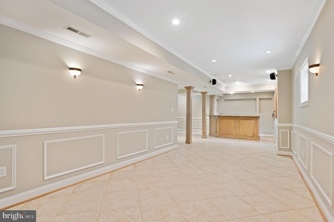 Building Photo - 5905 Lone Oak Dr