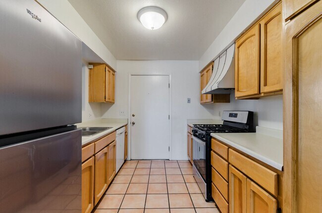 Building Photo - Cozzy Townhome with incredible mountain views! New Kitchen Appliances!