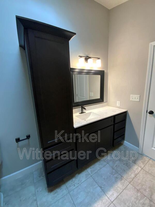 Building Photo - 1721 Spruce Hill Dr