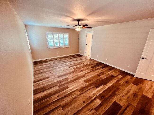 Building Photo - Stunning 5 bedroom W/Bed & Full Bath on Main Floor