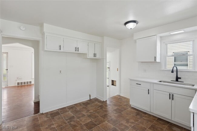 Building Photo - 13849 Shady Oak Blvd