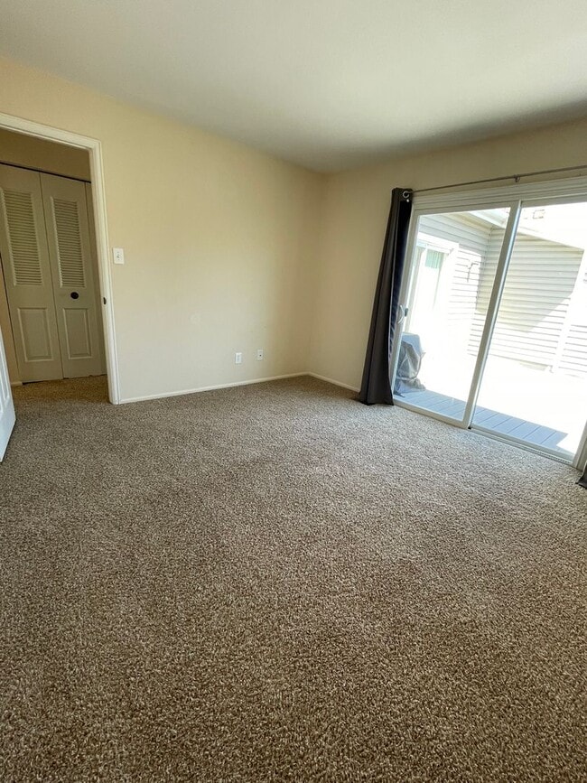 Building Photo - 2 Bedroom 1 Bath Condo Available April