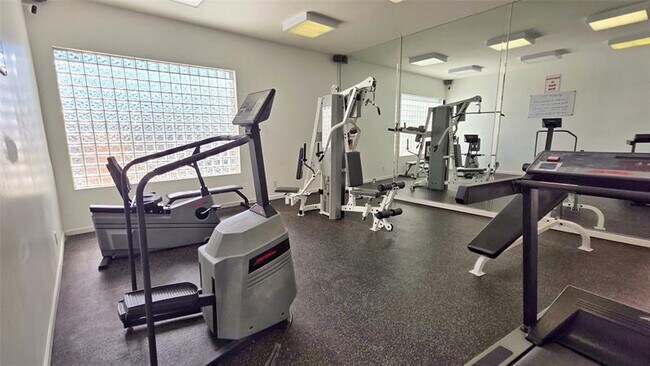 Building Photo - 1350 SE 3rd Ave