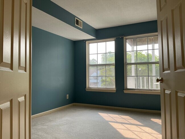 Building Photo - 15 Forest Glen Cir