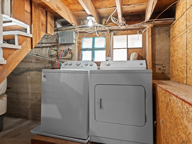 Building Photo - 2 bed, 1 bath with built in office near UNR