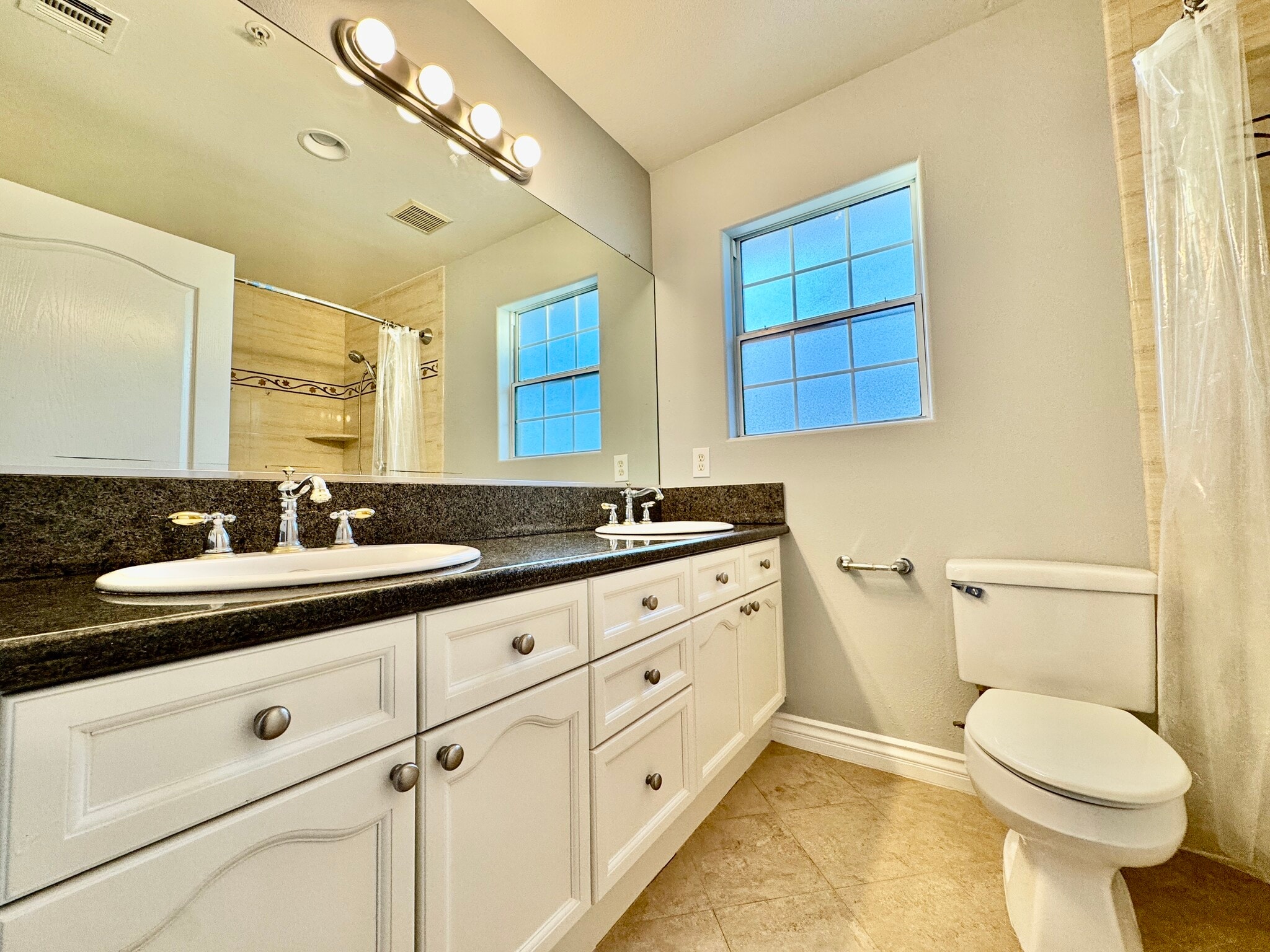 Master bathroom - 27 Hampton Ct