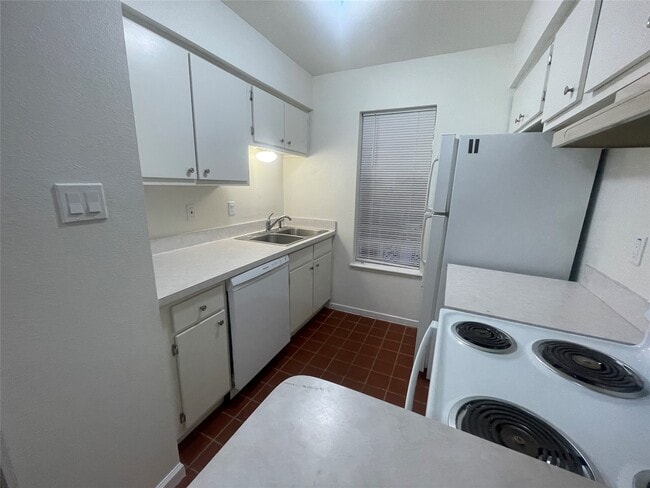Building Photo - 5550 N Braeswood Blvd