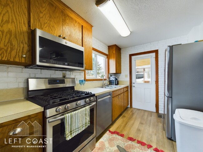 Building Photo - 1033 NW Inlet Ave