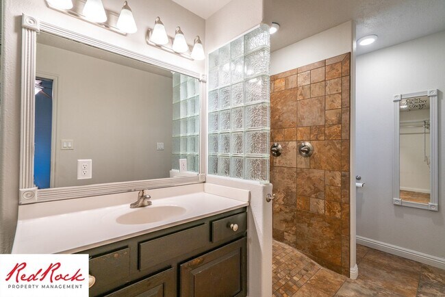 Building Photo - Spacious 3 Bedroom Single-Level Home in Bl...