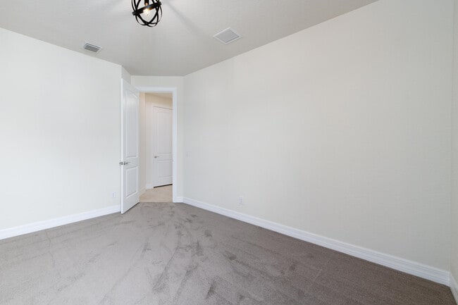 Building Photo - 739 SE Villandry Way