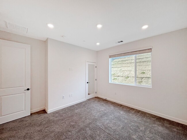 Building Photo - Spacious 3-Bedroom, 3-Bathroom Townhome in...