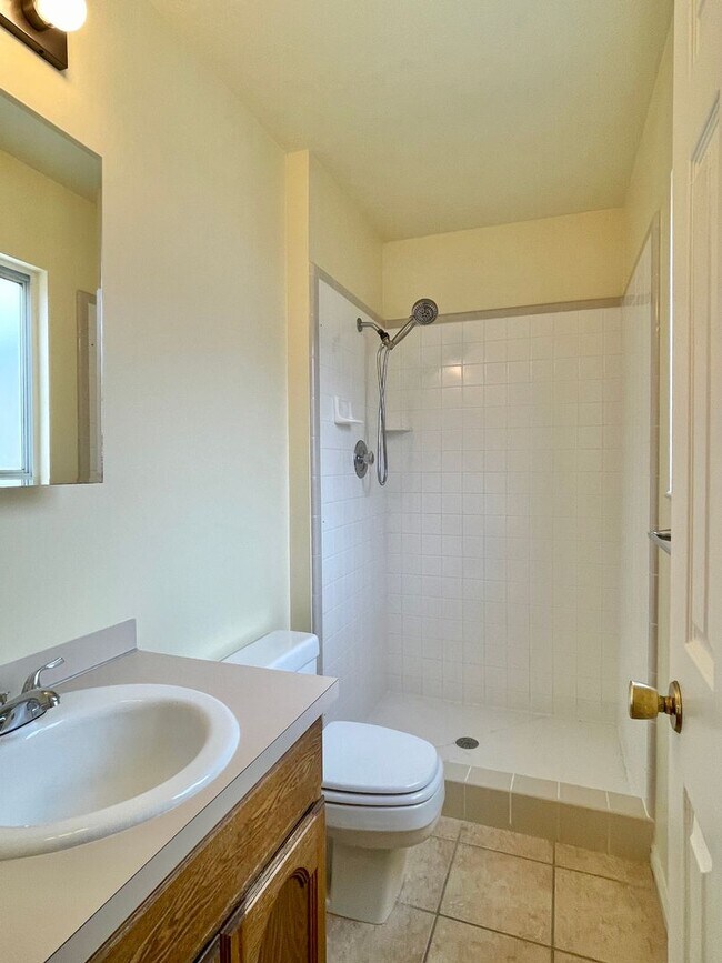 Building Photo - Spacious 4 Bedroom Home in Quiet Neighborhood – Great Location