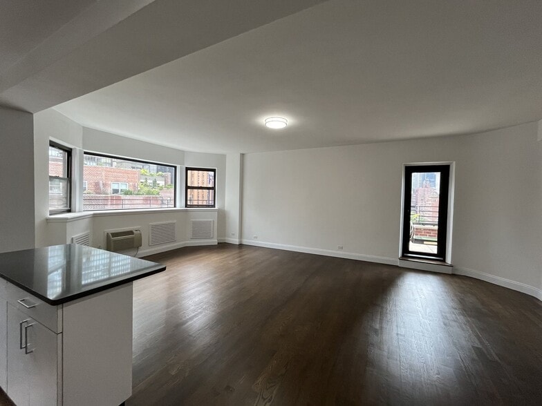 Building Photo - 20 Beekman Pl