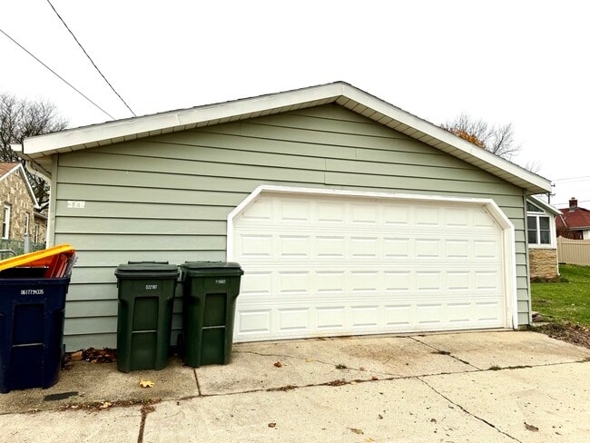 Building Photo - 816 S 115th St