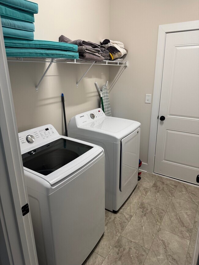 Building Photo - Mebane townhouse