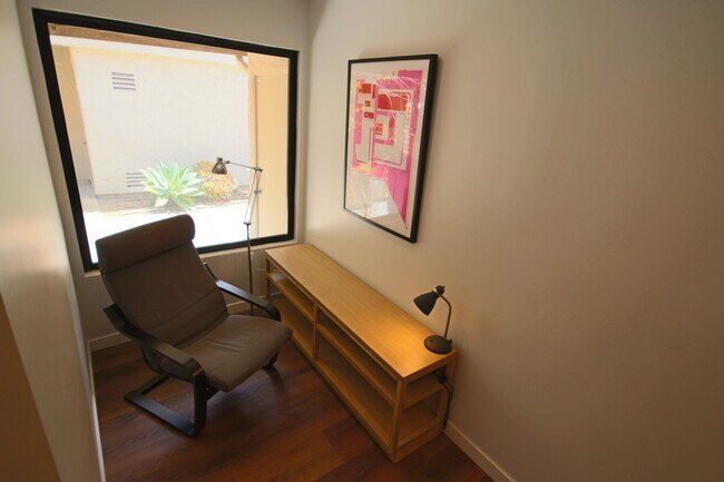 Building Photo - Furnished Recently Renovated Townhome