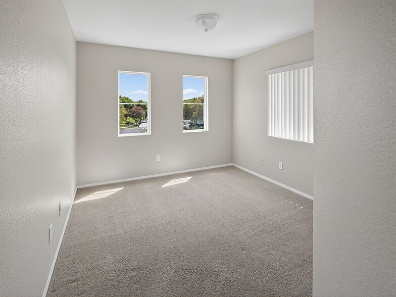 Building Photo - 28782 S Lake Dr