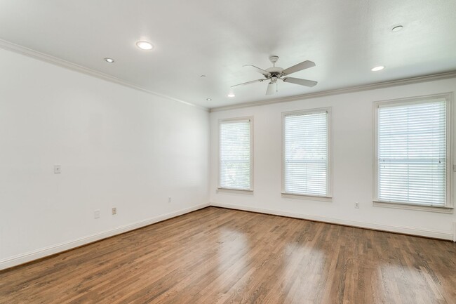 Building Photo - Easy walking distance to SMU campus!