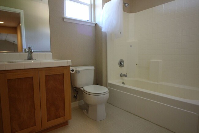 Building Photo - 4 Bedroom Home in Cloverdale