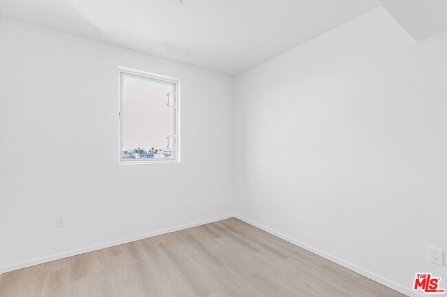 Building Photo - 1227 N Berendo St