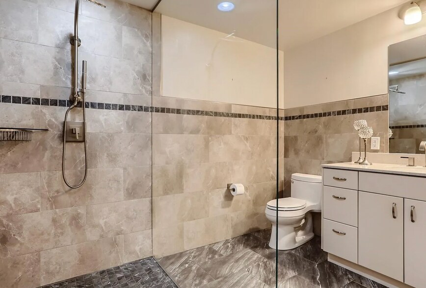 Building Photo - 2001 Lincoln St