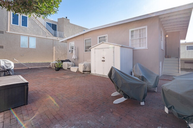 Common area and shared laundry - 715 Loma Dr